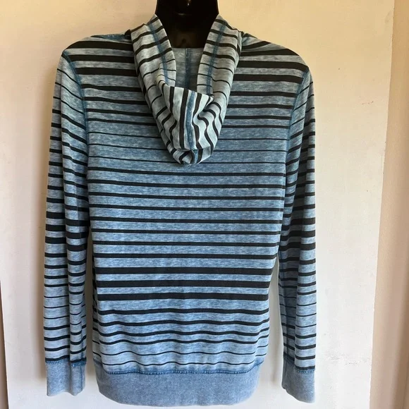 On the Byas pull over lite weight hoodie with front pouch pockets, mens medium - Picture 4 of 5